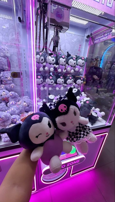 Arcade Core, Japanese Arcade, Kuromi Plushie, Claw Machine, Art Styles, Cartoon Art Styles, Cartoon Art, Room Ideas, Hello Kitty