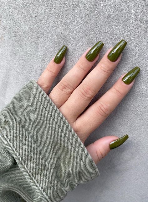 These are the top 10 trending nail colors for Winter 2021! Dark green, khaki and deep brown shades are on top of the list this season! Trending Nails 2022, Olive Green Nails, Nails Plain, Nails Inspo Aesthetic, Wine Red Nails Acrylic, Red Nails Acrylic Square, Nails For Wedding, Olive Nails, Nails Acrylic Square Long