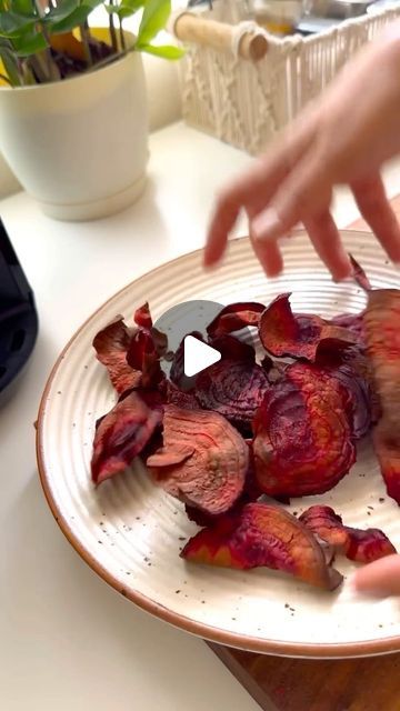 Beetroot Chips, Dirt Recipe, Mandolin Slicer, Nutrition Guide, Homemade Snacks, Air Fry, Mandolin, Low Calorie, Beets