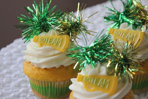 Cheer Competition Cupcakes Cheerleading Treats, Cheer Cupcakes, Cheers Theme, Cheerleader Birthday, Cheerleading Party, Cheer Banquet, Football Cupcakes, Cheer Competition, Pom Mom