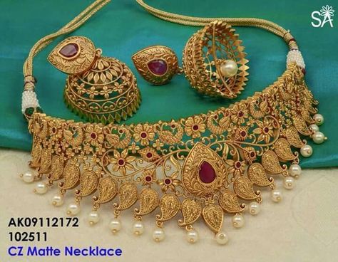 Gold Jewellery Modern #GoldJewelleryDreams #GoldJewelleryArabic Gold Jewellery Necklace, Indian Bridal Jewelry Sets, Choker Designs, Gold Necklace Indian Bridal Jewelry, Antique Jewelry Indian, Bridal Jewelry Collection, Gold Wedding Jewelry, Wedding Jewellery Collection, Bridal Fashion Jewelry