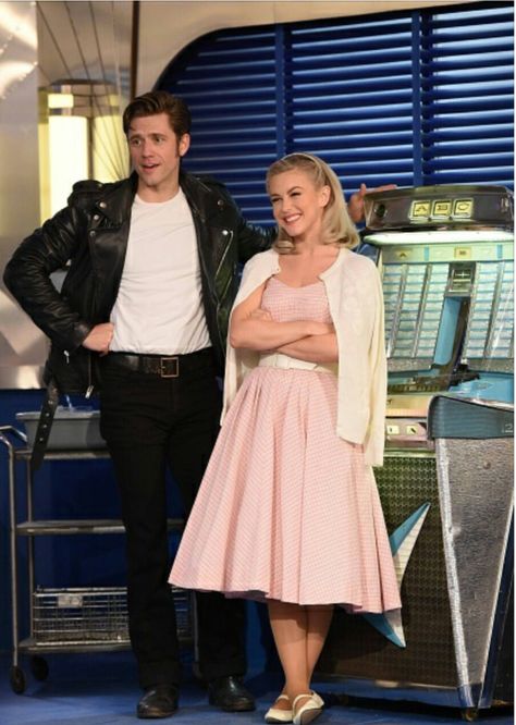 Aaron Tveit & Julianne Hough                                                                                                                                                                                 More 60s Outfits Spirit Week, 50s Halloween Costumes, Fashion Vampire, Nerd Costumes, Grease Outfits, Grease Costume, Decades Costumes, Grease Party, 60s Outfits