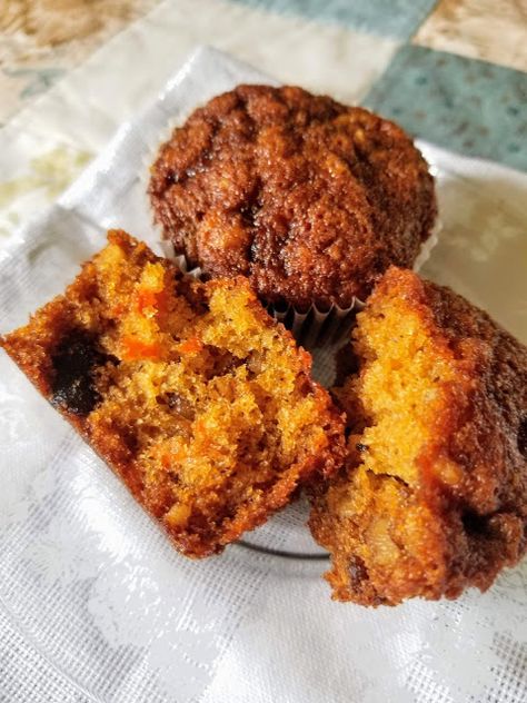 Carrot And Date Muffins, Carrot Date Muffins, Carrots And Dates, Banana Carrot Muffins, Date Muffins, Walnut Muffins, Food Recipes Easy, Moist Muffins, Carrot Muffins