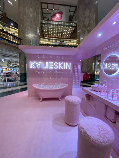 Kylie Skin Pop Up Store, Kylie Pop Up Shop, Extravagant Homes, Kylie Skin, Vendor Booth, Kkw Beauty, Luxe Life, Retail Space, Pop Up Store