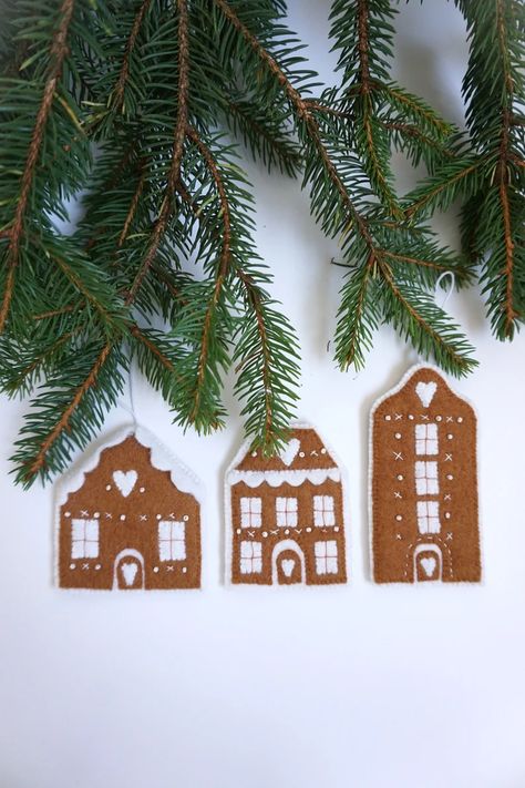 Set of 3 Christmas Felt Ornaments Gingerbread House /christmas - Etsy House Felt Ornament, Gingerbread House Christmas Tree, Felt Gingerbread House, Christmas Felt Ornaments, Felt Cookies, Gingerbread House Christmas, Tree Decor Christmas, Felt House, Christmas Felt