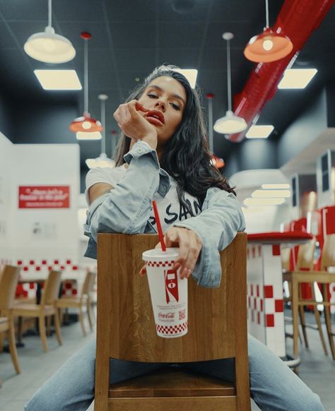 Fast Food Restaurant Photoshoot, Old School Diner Photoshoot, Five Guys Photoshoot, Old Diner Photoshoot, Diner Aesthetic Photoshoot, Fast Food Photoshoot, Five Guys Aesthetic, In N Out Photoshoot, Restaurant Photoshoot Ideas