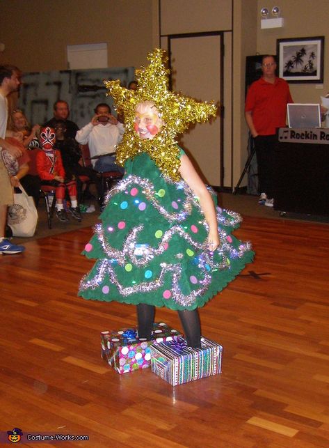 Christmas Tree Halloween Costume, Christmas Costumes Diy, Funny Group Halloween Costumes, Christmas Costumes Women, Christmas Tree Costume, Tree Costume, Diy Costumes Women, Costume Works, Diy Kostüm