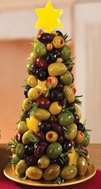 Mixed Olive Appetizer Tree                                                                                                                                                                                 More Appetizer Tree, Olive Recipes Appetizers, Olive Appetizer, Christmas Tree Food, Christmas Buffet, Decorações Com Comidas, Christmas Gathering, Xmas Food, Holiday Appetizers