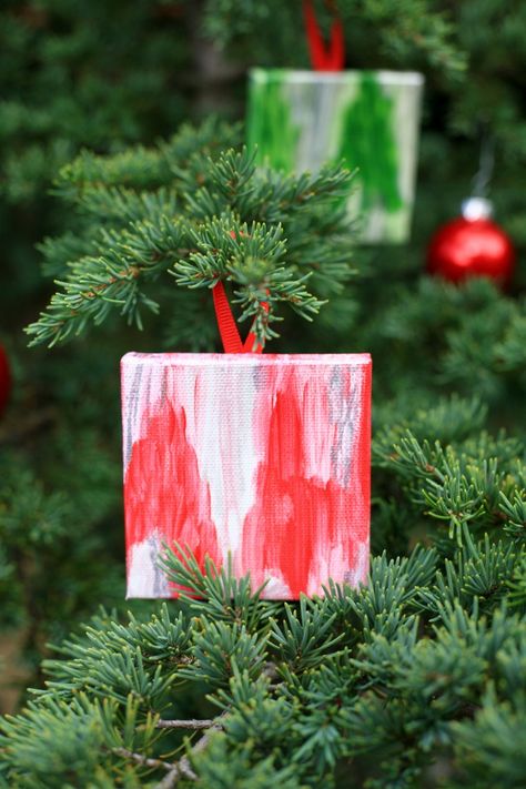 Mini Canvas Ornaments, Mini Canvas Christmas, Diy Mini Canvas, Christmas Crafts To Sell Bazaars, Diy Christmas Canvas, Christmas Painting Ideas, Canvas Ornaments, Diy Christmas Paintings, Christmas Crafts To Sell