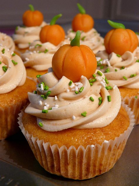 Fall Cupcakes, Cake Mini, Halloween Baking, Pumpkin Cupcakes, Pumpkin Spice Cupcakes, Halloween Desserts, Halloween Cupcakes, Halloween Cakes, Fall Desserts