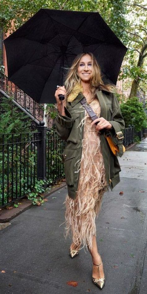 Sarah Jessica Parker Street Style, Sarah Jessica Parker Style, Sara Jessica Parker, Carrie Bradshaw Outfits, Parker Outfit, Carrie Bradshaw Style, Walking Down The Street, City Outfits, Moda Chic