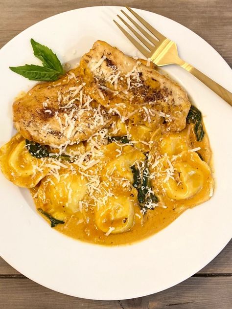 Chicken And Spinach Ravioli, Ravioli Dinner Ideas, Chicken With Spaghetti Sauce, Cheese Ravioli Recipe, Spinach And Cheese Ravioli, Chicken Ravioli, Ravioli Sauce, Costco Chicken, Spinach Ravioli