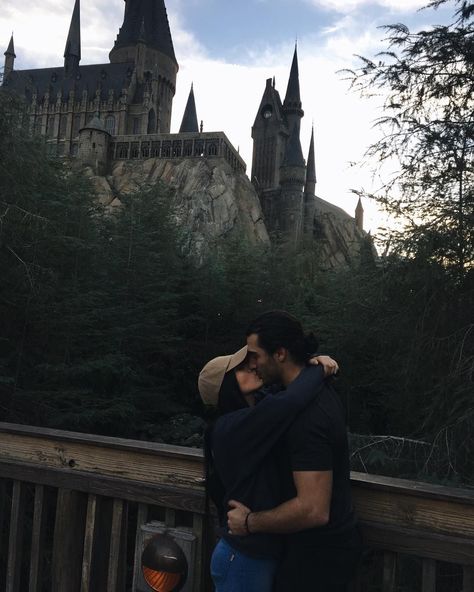 Disneyland Couples Pictures, Gryffindor And Slytherin, Couple Trips, Universal Studios Orlando Trip, Universal Studios Outfit, Orlando Photos, Harry Potter Universal Studios, Disney Photo Ideas, Orlando Travel