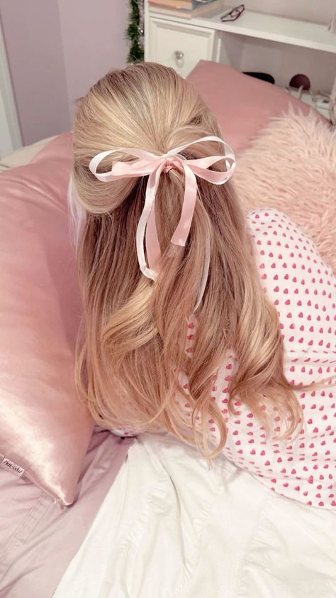 Pink Outfits Galentines, Blonde Bow Hairstyle, Blonde Hair With Bow, Pink Bow In Hair, Kotlc Aesthetic, Pink Bow Hair, Heart Pajamas, Cute Blonde Hair, Hairstyle For Prom