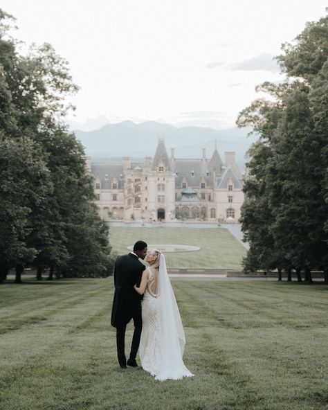 Biltmore Estate Wedding, Classic Romantic Wedding, Biltmore Wedding, The Biltmore Estate, Romantic Wedding Receptions, Chic Vintage Brides, The Biltmore, Romantic Wedding Cake, Vintage Brides