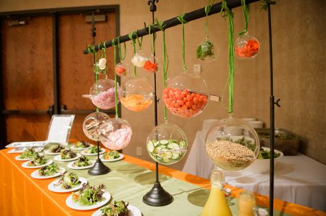 Such a creative way to set up a salad bar Salad Bar Display, Salad Display, Mini Antipasti, Design Cibo, Salad Buffet, Buffet Presentation, Buffet Set Up, Appetizer Buffet, Catering Food Displays