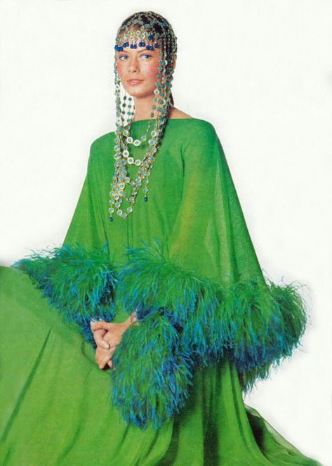 1970s Icons, 70's Hairstyles, Red Feather Dress, 60s High Fashion, Vogue 1970, Eid Fashion, Patti Hansen, Fashion 1970s, Lauren Hutton