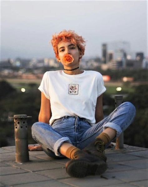 Grunge Looks, Short Grunge Hair, Look Grunge, Woman Sitting, Grunge Look, Androgynous Fashion, Human Poses, Pose Reference Photo, Grunge Hair