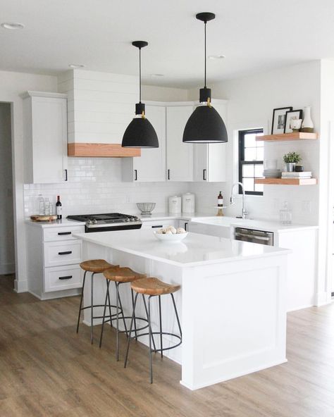 Image may contain: kitchen and indoor Scandi Cottage, Interior Design Country, Scandinavian Kitchen Design, Modern Kitchen Interiors, Farmhouse Inspiration, Small Kitchen Decor, Black Photo, White Kitchen Design, Scandinavian Kitchen