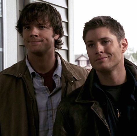 Sam E Dean, Jared Padalecki Brother, Supernatural Baby, Supernatural Actors, Supernatural Wallpaper, John Winchester, Supernatural Pictures, Sam And Dean Winchester, Sam Dean