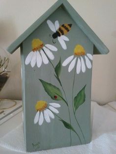 Back view of birdhouse. Pretty folk art daisies. Hand Painted Bird Houses, Bird Feeders Painted, Bird House Designs Paint, Bird House Painting Ideas Simple, Painted Birdhouses Ideas, Birdhouse Painting Ideas Easy, Painting Birdhouses Ideas Simple, Painted Bird Houses Ideas, Painted Birdhouses