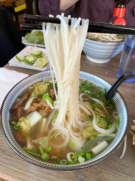 phooooo in nyc #pho #phoinspo #soup #vietnamese #food #foodie #foodinspo #warmfood #nyc #nycfood #nycrestaraunts Plats Healthy, Famous Food, So Hungry, Food Babe, Simple Food, Food Therapy, Healthy Food Motivation, Healthy Food Dishes, Vietnamese Food