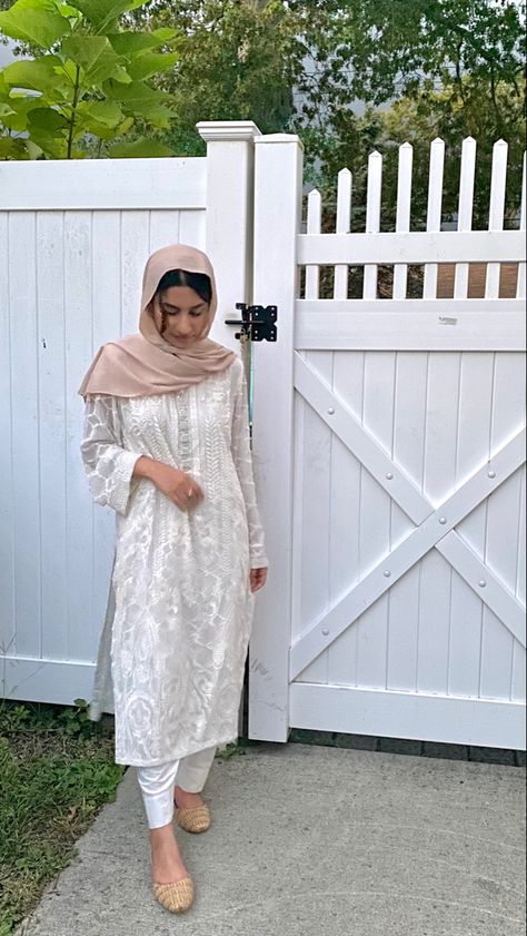 Indian Poses, White Pakistani Suit, Brown Clothes, White Churidar, Pink Hijab, Saree Party, Desi Fits, Desi Aesthetics, Desi Outfits