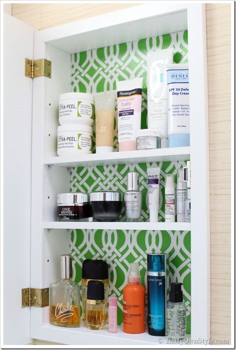 How to line a cabinet with decorative paper or gift wrap with In My Own Style Medicine Cabinet Makeover, Bathroom Organization Diy, Cabinet Makeover, Diy Interior, Decorative Paper, Clever Ideas, Easy Home Decor, Guest Bathroom, Bathroom Organization