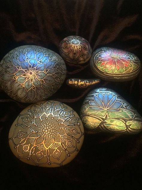 Picture Art Coquillage, Painting Stuff, Painted Eggs, Art Pierre, Mandala Rock Art, Painted Rocks Diy, Rock Painting Patterns, Mandala Rocks, Paint Rock