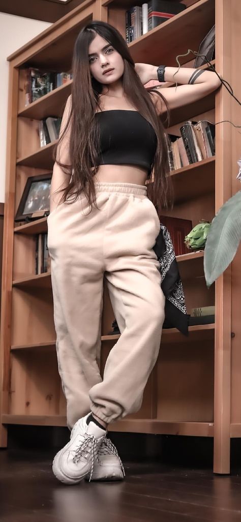 Neha Jethwani, Gents Hair Style, Beautiful Casual Dresses, Cute Selfie Ideas, Stylish Girl, Trendy Outfits, Two Piece Pant Set, Casual Dresses, Normcore