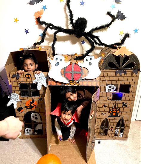 Diy haunted house for halloween made out of big cartons Big Cardboard Box Ideas, Cardboard Box Haunted House, Cardboard Halloween House, Cardboard Haunted House, Diy Halloween Activities, Diy Haunted House, Fall Festival Activities, Big Cardboard Boxes, Festival Activities