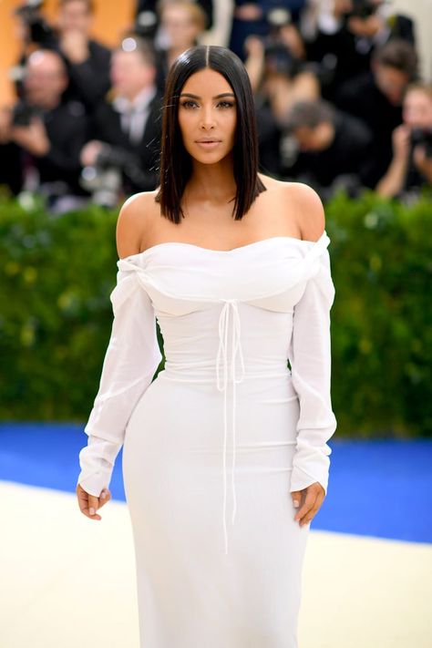 Kim Kardashian Looked Classic Vogue Chic at the Met Gala Kim Kardashian Hair, Estilo Kardashian, Kardashian Hair, Robert Kardashian, Kardashian Outfit, Kardashian Photos, Popsugar Beauty, Teen Choice Awards, Supermodels Runway