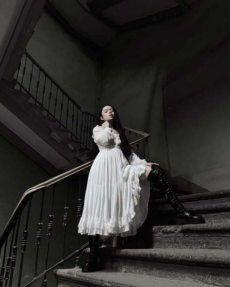 Victorian Ghost Aesthetic, Goth Outfit Aesthetic, White Goth Aesthetic, Southern Gothic Fashion, Goth Wedding Dresses, Lizzie Bennet, White Goth, Southern Outfits, Victorian Photos