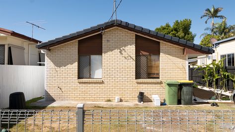 Front Of House Makeover, Hampton Exterior, Brown Brick Houses, Hamptons Houses, Weatherboard Exterior, Hamptons Style Homes, Weatherboard House, Roof Restoration, House Cladding