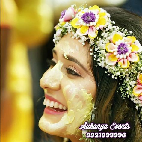 Real Flower Jewellery For Haldi, Haldi Flower Jewellery, Haldi Look For Bride, Jewellery For Bride, Jewellery For Haldi, Dohale Jevan, Godh Bharai, Real Flower Jewellery, Flower Jewellery For Haldi