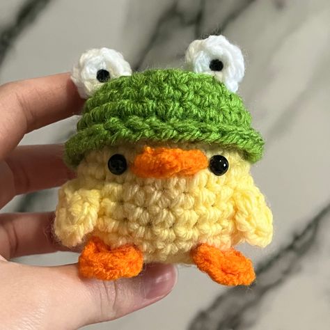 Duck with a Frog hat - Adorable small plush duck plushy with frog inspired hat keychain plushie kawaii gift Crochet Ducks, Duck Hat, Frog Hat, Little Duck, Kawaii Gifts, A Frog, Cute Frogs, Ducks, Star Fashion