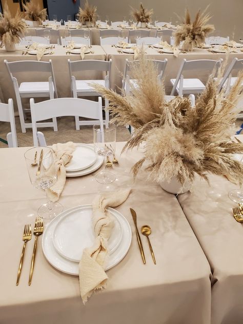 Neutral boho Babyshower decor/setup White And Gold Boho Table Setting, Boho Neutral Centerpieces, Pampas Bridal Shower Ideas, Neutral Colors Party Theme, Neutral Party Table Decor, Table Decorations With Pampas, Pampas Table Setting, Simple Boho Sweetheart Table, Pampas Theme Party