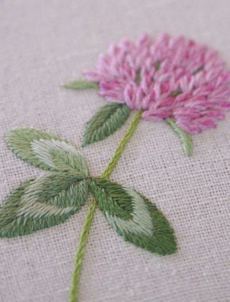 Bordados Tambour, Textile Art Embroidery, Hand Embroidery Tutorial, Crochet Embroidery, Handmade Embroidery Designs, Embroidery Stitches Tutorial, Pola Sulam, Hand Embroidery Projects, Hand Embroidery Flowers