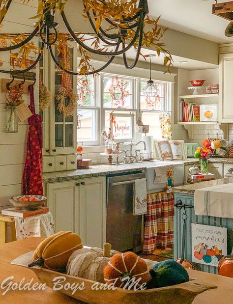 Halloween Cottage Decor, Cottage Fall Decorating, October Decorations Home, Cozy Kitchen Cottage, Farmhouse Cottage Living Rooms, Eclectic Cottage Decor, Autumn Home Decor Ideas, Fall Cozy Home, Fall Interior Decor