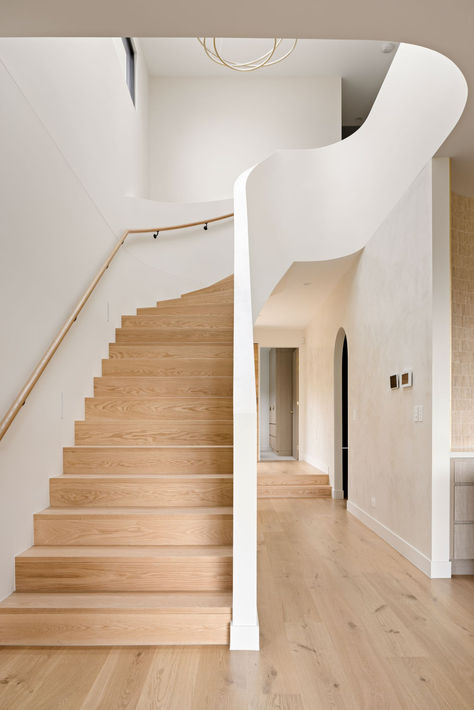 Curved-staircase-design Stairs Mediterranean, Curved Staircase Design, Mediterranean House Interior, Mediterranean Staircase, Mediterranean Living Rooms, Modern Beach Home, Mediterranean Kitchen Design, Dunes House, Contemporary Mediterranean