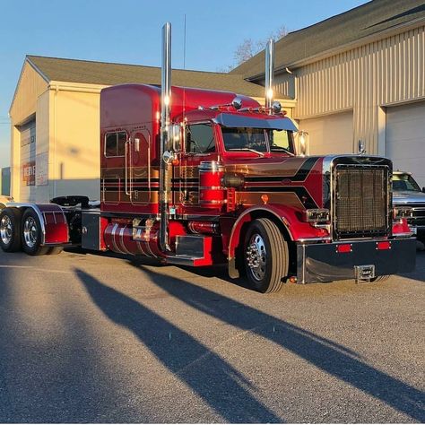 One Sweet Old-school 389! 😍😍 #Peterbilt389 #Largecarsmafia #Trucklife #Truckin Best Trucks, Custom Big Rigs, Large Truck, Peterbilt 379, Truck Paint, Show Trucks, Kenworth Trucks, Peterbilt Trucks, Big Rig Trucks