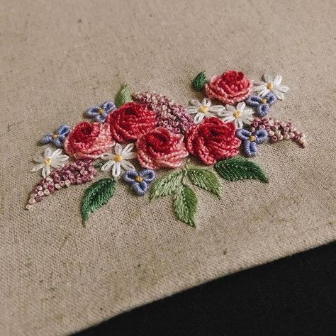 Bullion Embroidery, Brazilian Embroidery Stitches, Illustration Flower, Floral Embroidery Patterns, Hand Embroidery Flowers, Brazilian Embroidery, Embroidery Flowers Pattern, Japanese Embroidery, Rose Embroidery