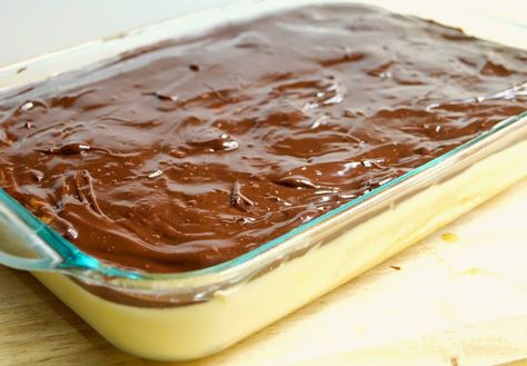 Boston Cream Poke Cake Recipe, Boston Cream Pie Poke Cake, Boston Creme Pie, Cream Poke Cake, Boston Cream Poke Cake, No Bake Eclair Cake, Boston Cream Cake, Eclair Cake Recipes, Creme Pie