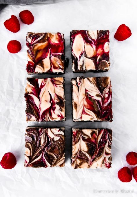 Raspberry Cheesecake Brownies, Berry Topping, Brownie Mix Recipes, Dessert For Summer, Valentines Recipes Desserts, Cheesecake Brownie, Raspberry Brownies, Berry Cheesecake, Homemade Cheesecake