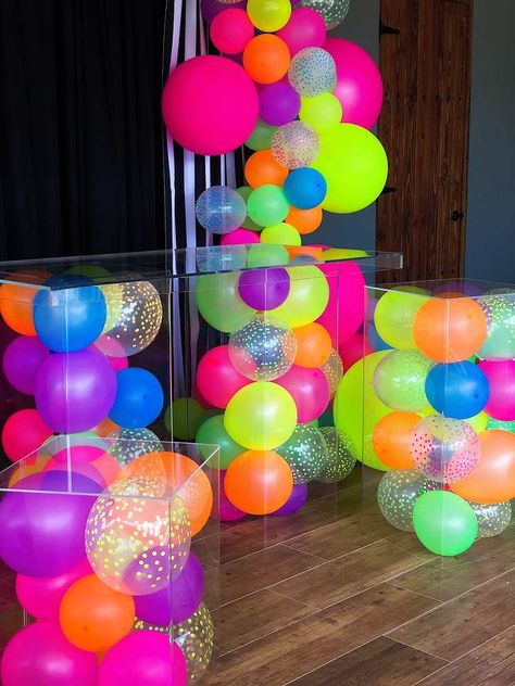 Daytime Neon Party, Neon Party Centerpieces Diy, Classy Neon Party, Glow Up Birthday Party Ideas, Neon Rainbow Birthday Party, Co Ed Birthday Party Ideas, Neon 50th Birthday, Neon Outdoor Party, Neon Prom Decorations