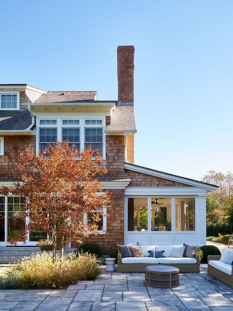 Southampton Cottage — larson architecture works East Coast Homes, The Hamptons Aesthetic, Hamptons Vacation, Hamptons Aesthetic, Parachute Home, English Interior, Colonial Exterior, Shingle Siding, Interior Design Work