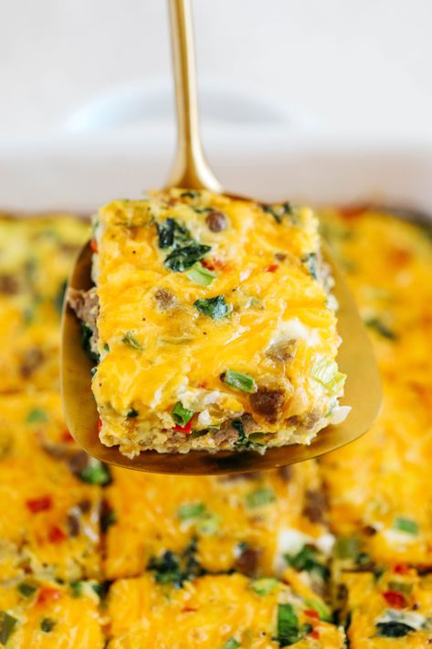 This Sausage and Veggie Egg Casserole makes the perfect low carb savory breakfast loaded with your favorite veggies, leafy greens, and delicious turkey sausage that is sure to be a crowdpleaser! Ground Turkey Egg Bake, Veggie Egg Casserole, Virta Recipes, Grammas Recipes, Sausage Egg Casserole, Ground Turkey Sausage, Veggie Casserole, Veggie Breakfast, Egg Muffin