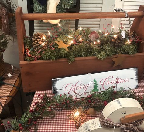 Old Tool Box Christmas Decor Ideas, Christmas Vignettes Display, Toolbox Decor, Tool Box Ideas, Wood Caddy, Wooden Tool Box, Old Tool Boxes, Primitive Country Christmas, Wood Tool Box