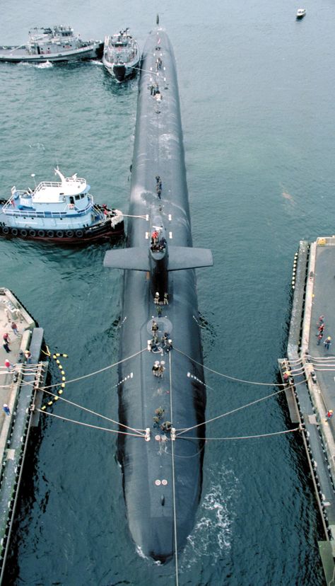 Us Submarines, Photo Avion, Us Navy Submarines, Go Navy, Nuclear Submarine, Us Navy Ships, Naval History, Navy Marine, Navy Military