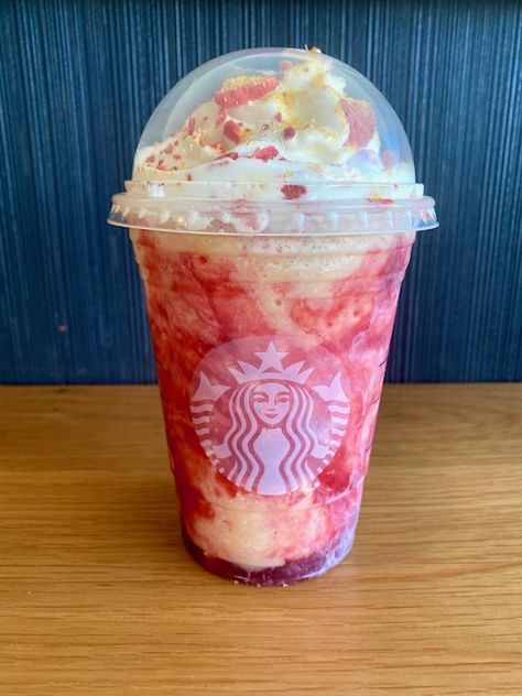 Refresher Starbucks, Iced Starbucks Drinks, Secret Starbucks Drinks, Secret Menu Items, Frappuccino Recipe, Starbucks Secret Menu Drinks, Starbucks Coffee Drinks, Colorful Drinks, Starbucks Drink